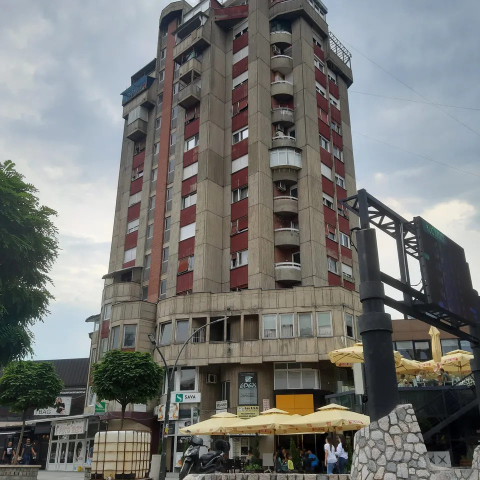 Brutalistyczna architektura w Novi Pazarze