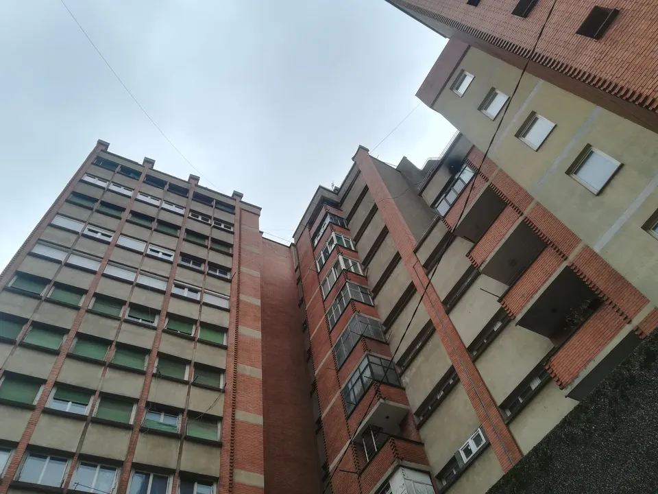 Pomnik z surowego betonu