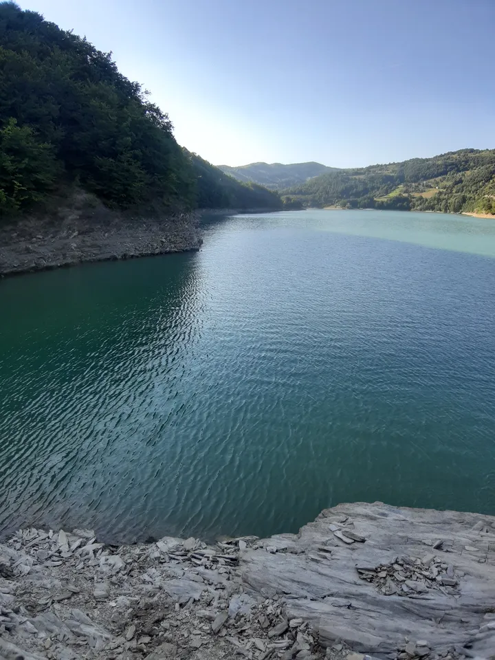 Brzeg jeziora Ribariće