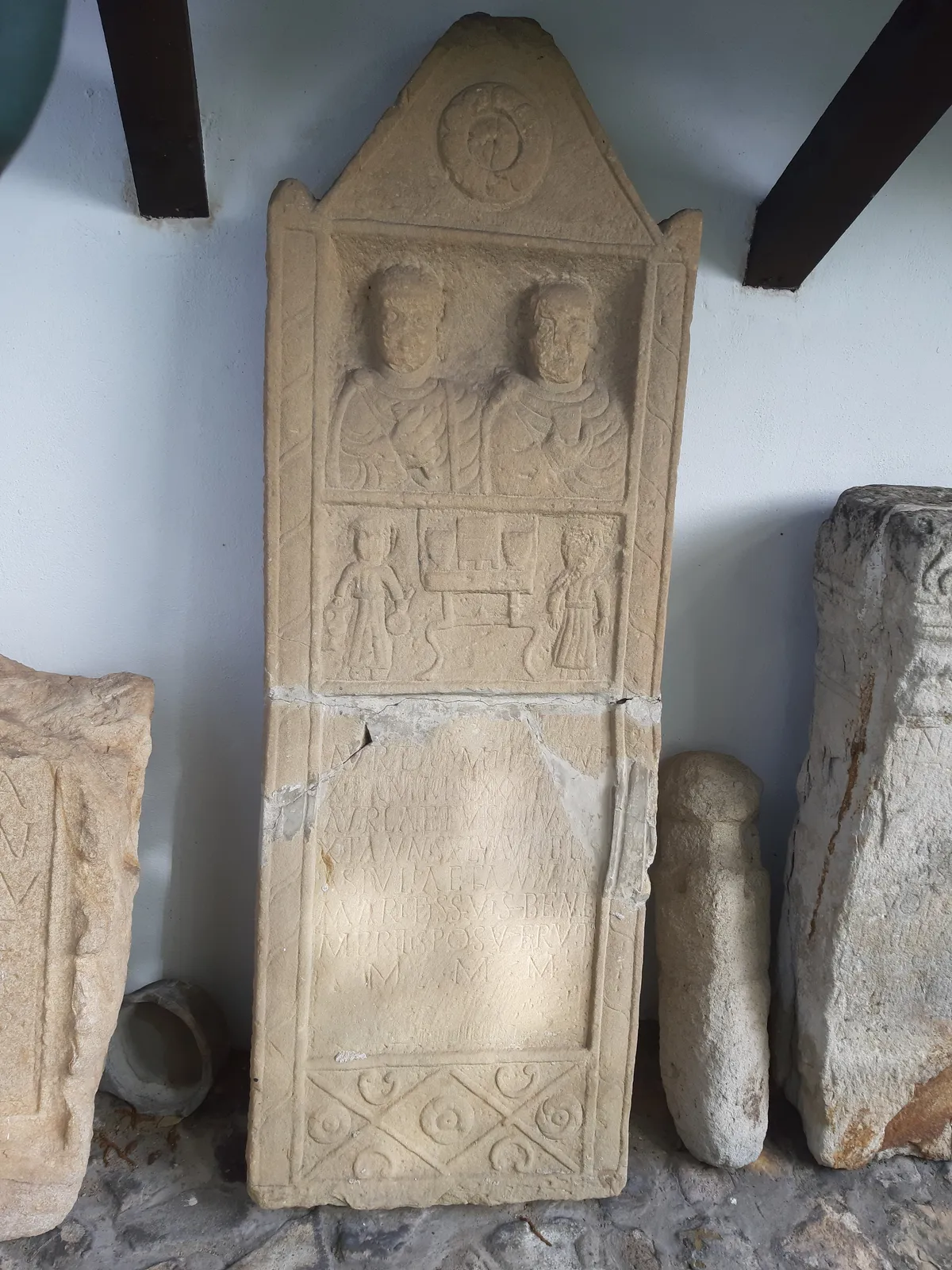 Rzeźbiona stela z epoki rzymskiej, dwie postaci w kamieniu